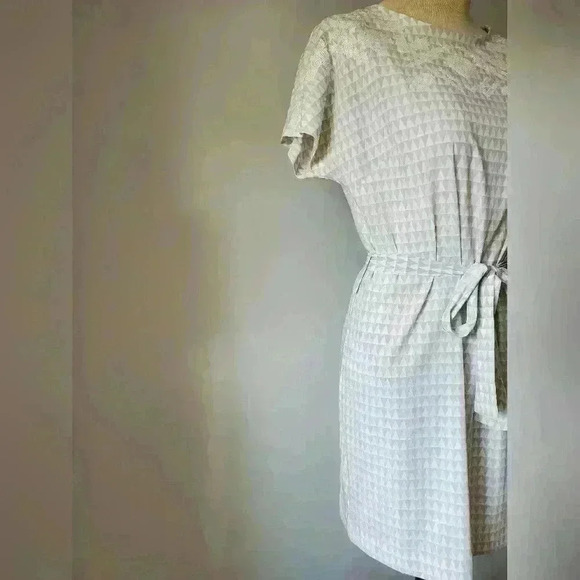 ARMANI  EXCHANGE lightweight cream dress with white sequined accents. Size 4 - Picture 4 of 9